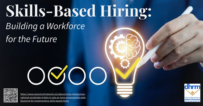 የንግድ ሰው ከመብራት አምፖል ጀርባ ምልክት ሲያደርግ